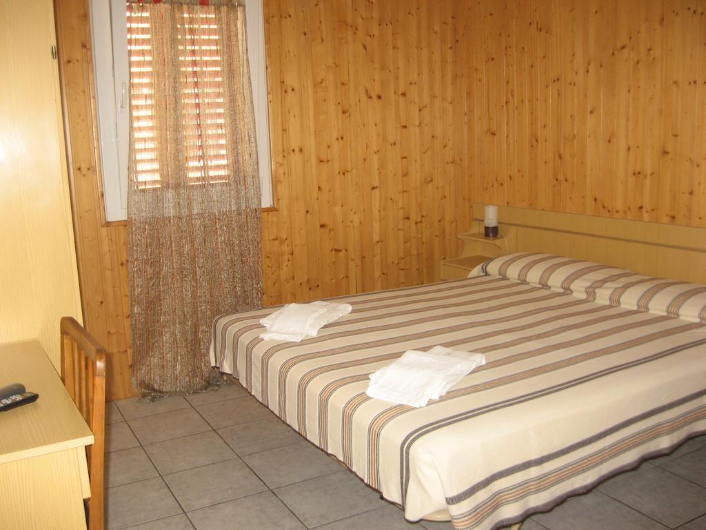 Hotel Eleonora Ріміні Номер фото