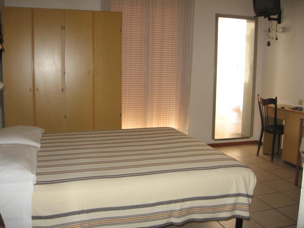 Hotel Eleonora Ріміні Номер фото