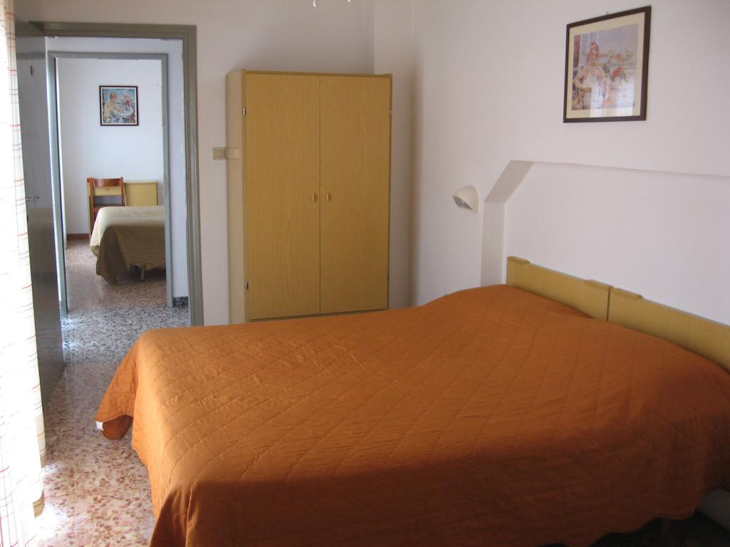 Hotel Eleonora Ріміні Номер фото